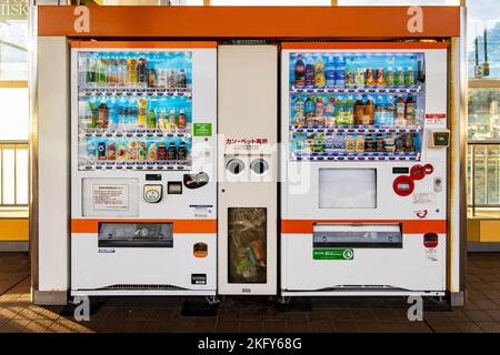 Fujiyama, Japon - 17 octobre 2022: Distributeur automatique pratique dans la rue avec boissons sans alcool et café personne Banque D'Images