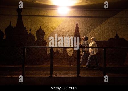 Moscou, Russie. 20th novembre, 2022 piétons marchent devant un graffiti sur un mur d'une voiture et tunnel piéton dans le centre de Moscou, Russie Banque D'Images