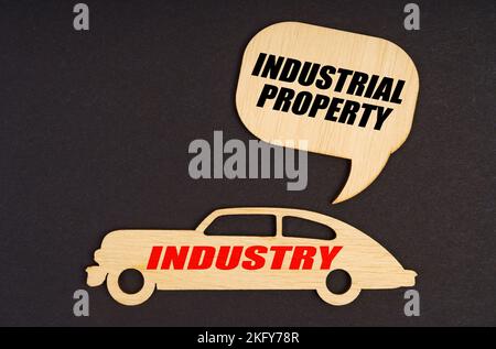 Concept de l'industrie. Sur fond noir, une voiture avec l'inscription Industrie, au-dessus d'elle une plaque avec l'inscription - propriété industrielle Banque D'Images