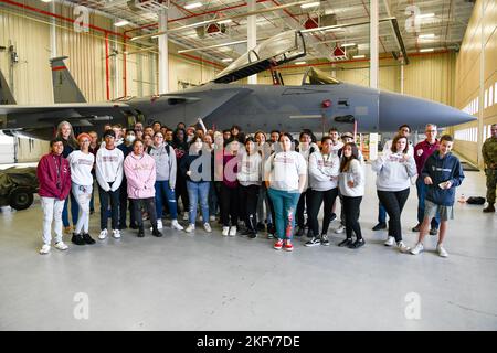 Des élèves de l'école secondaire Torrington assistent à une visite le 14 octobre 2022 à la base de la Garde nationale Barnes Air, Massachusetts. Le programme de la visite de base relie les aviateurs de l'aile 104th Fighter aux membres de la communauté et donne aux clients l'occasion d'en apprendre davantage sur la mission de l'unité. Banque D'Images