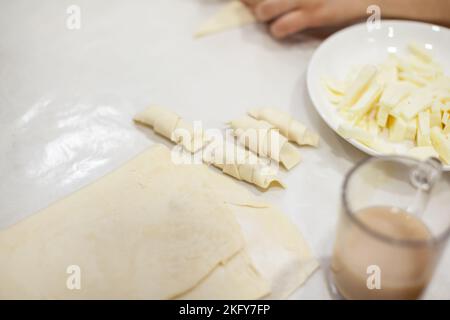 Le processus de fabrication de croissants faits maison et d'autres pâtisseries à la maison. Banque D'Images