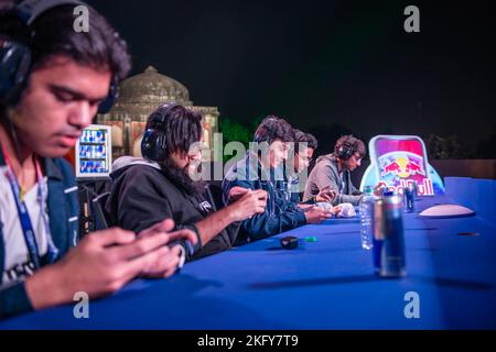 New Delhi, Inde. 20th novembre 2022. Groupe de joueurs Esports indiens en compétition pendant le Red Bull M.E.O. (Mobile Esports Open) finale de saison 5 à la pépinière de Sunder. 176K joueurs ont participé à la Red Bull M.E.O. Les qualificatifs de la saison 5 se sont déroulés sur 3 titres, Championnat du monde de cricket, Pokémon UNITE et Clash of clans. Les gagnants nationaux de chaque titre remporteront l'expérience Red Bull Racing ultime. Crédit : SOPA Images Limited/Alamy Live News Banque D'Images