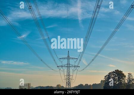 Ligne électrique avec ciel bleu. Photo de haute qualité Banque D'Images