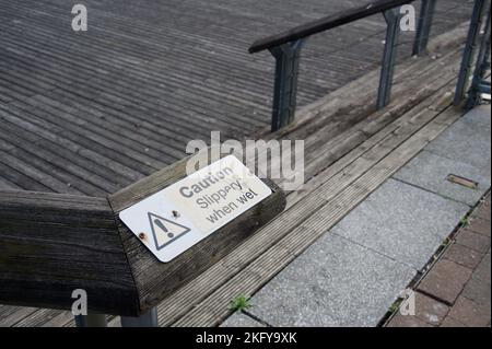 Panneau d'avertissement glissant en cas de mouillage au niveau des marches Banque D'Images