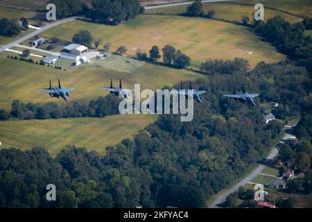 Les aigles F-15E Strike affectés à l'escadron de chasseurs 335th survolent la Caroline du Nord, après un déploiement de six mois avec le Commandement central de la Force aérienne, à la base aérienne Seymour Johnson, en Caroline du Nord, le 14 octobre 2022. Le FS 335th et le Fighter Generation Squadron 335th ont déployé plus de 350 personnes à AFCENT pour ce déploiement. Banque D'Images