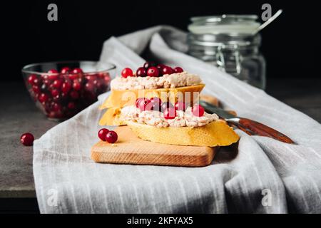 Baguette avec pâté de foie d'oie et canneberges. Banque D'Images