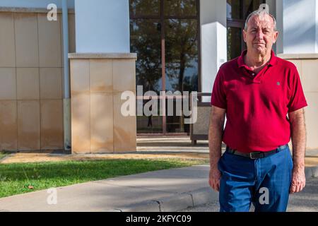 STATION NAVALE ROTA, Espagne (14 octobre 2022) Jesus Barbero Marchena, le gestionnaire financier affecté au Département du contrôleur, pose une photo devant le bâtiment de commandement de la station navale (NAVSTA) Rota, le 14 octobre 2022. Banque D'Images