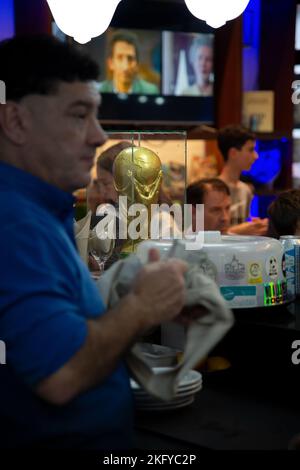 Mar Del Plata, Argentine. 15th novembre 2022. Un trophée de coupe du monde se tient au comptoir du café Nuevo Mundial (Nouveau monde), où de nombreux fans argentins de football se rencontrent. Credit: Florencia Martin/dpa/Alay Live News Banque D'Images