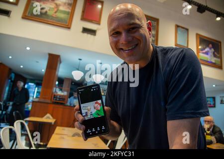 Mar Del Plata, Argentine. 15th novembre 2022. Mauricio Corso, fan de football argentin, montre une photo de lui-même à côté d'un trophée au pub Nuevo Mundial (Nouveau monde). Credit: Florencia Martin/dpa/Alay Live News Banque D'Images