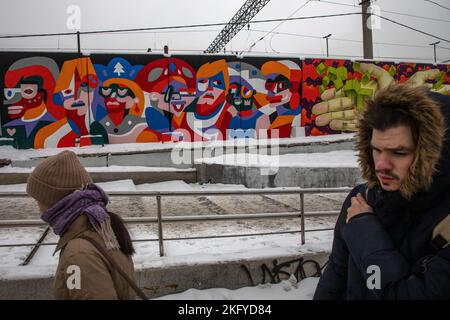 Moscou, Russie. 20th novembre, 2022 personnes marchent le long d'une rue piétonne dans le centre de Moscou. Russie. Le mur le long des voies ferrées entre la gare de Kursk et le tunnel de Verkhnyaya Syromyatnicheskaya est devenu le site de l'exposition "connexion" de l'art de rue de Winzavod Banque D'Images