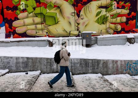 Moscou, Russie. 20th novembre, 2022 promenades pédestres le long d'une rue piétonne dans le centre de Moscou. Russie. Le mur le long des voies ferrées entre la gare de Kursk et le tunnel de Verkhnyaya Syromyatnicheskaya est devenu le site de l'exposition "connexion" de l'art de rue de Winzavod Banque D'Images