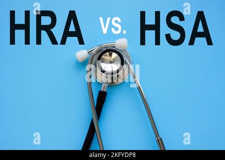 Mots HRA vs HSA et stéthoscope sur la surface bleue. Banque D'Images