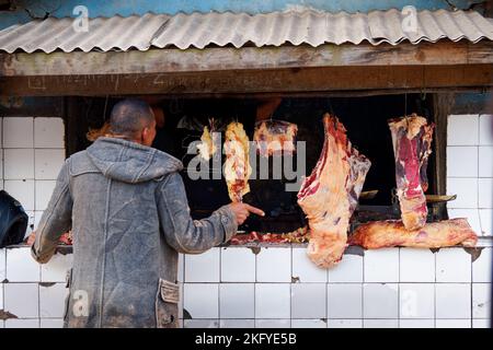 Rue butchery stall dans le village malgache à Madagascar, boucherie avec la viande fraîche, mouches sur la viande, vue typique de la rue dans AF Banque D'Images