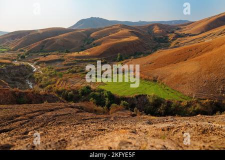 Paysage de Madagascar, paysage typique de la campagne malgache avec les rizières, collines et vallées, petites maisons simples et prairies sèches. Dév Banque D'Images