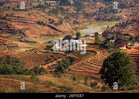 Paysage de Madagascar, paysage typique de la campagne malgache avec les rizières, collines et vallées, petites maisons simples et prairies sèches. Dév Banque D'Images