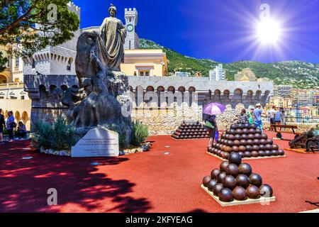 Sculpture hommage de colonies étrangères avec des boulets de canon dans :'s Palace, Fontvielle, Monte-Carlo, Monaco, Cote d'Azur, French Riviera. Banque D'Images