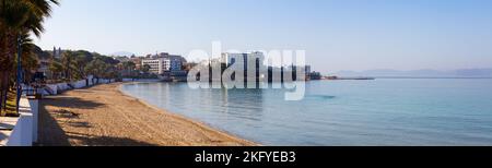 Plage de sable dans une ville touristique sur la mer Égée. Ladies Beach à Kusadasi, Turquie Banque D'Images