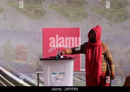 Katmandou, ne, Népal. 20th novembre 2022. Une femme vote à 20 novembre 2022 aux élections générales de Lalitpur, au Népal. (Image de crédit : © Aryan Dhimal/ZUMA Press Wire) Banque D'Images