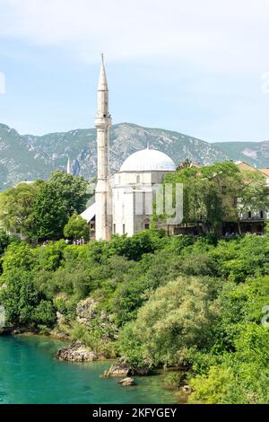 Koski Mehmed Pasha Mosquée de l'autre côté de la rivière Neretva, la vieille ville, Mostar, Bosnie-Herzégovine Banque D'Images