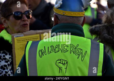 Marseille, France. 19th novembre 2022. Un manifestant a été vu porter un gilet jaune pendant la démonstration. Les ''gilets jaunes'' ont manifesté dans toute la France pour célébrer le quatrième anniversaire de leur mouvement né à l'automne 2018 contre la politique d'Emmanuel Macron et contre le coût élevé de la vie. (Image de crédit : © Gerard Bottino/SOPA Images via ZUMA Press Wire) Banque D'Images