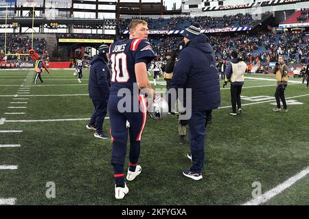 Foxborough, Massachusetts, États-Unis. 20th novembre 2022. Le quarterback des Patriots de la Nouvelle-Angleterre Mac Jones (10) regarde en arrière alors qu'il quitte le terrain après un match contre les Jets de New York à Foxborough, Massachusetts. Eric Canha/CSM/Alamy Live News Banque D'Images