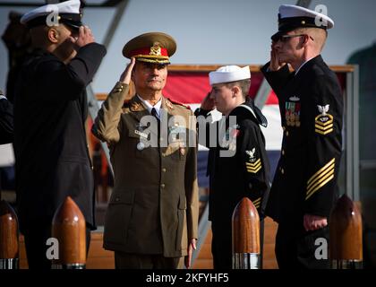 221014-N-DK722-1014 INSTALLATION DE SOUTIEN NAVAL DEVESELU, ROUMANIE (OCT 14, 2022) la direction militaire roumaine rend un hommage main rendu aux cogarçons lors d'une cérémonie de changement de commandement du système américain de défense antimissiles Aegis ashore Roumanie (USAAMDSRO) sur l'installation de soutien naval (NSF) Deveselu (Roumanie), le 14 octobre 2022. L'AAMDS est sous le contrôle opérationnel des forces navales américaines en Europe, basées à Naples, en Italie, et fait partie de l'approche européenne adaptée par phases (EPAA), qui protège les alliés européens de l'OTAN et les forces déployées par les États-Unis dans la région. Banque D'Images