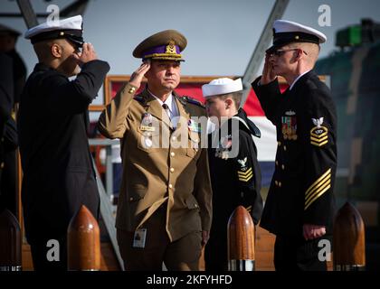 221014-N-DK722-1015 INSTALLATION DE SOUTIEN NAVAL DEVESELU, ROUMANIE (OCT 14, 2022) la direction militaire roumaine rend un hommage main rendu aux cogarçons lors d'une cérémonie de changement de commandement du système américain de défense antimissiles Aegis ashore Roumanie (USAAMDSRO) sur l'installation de soutien naval (NSF) Deveselu (Roumanie), le 14 octobre 2022. L'AAMDS est sous le contrôle opérationnel des forces navales américaines en Europe, basées à Naples, en Italie, et fait partie de l'approche européenne adaptée par phases (EPAA), qui protège les alliés européens de l'OTAN et les forces déployées par les États-Unis dans la région. Banque D'Images