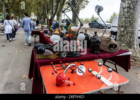 Le marché aux puces du dimanche dans le Peyrou à Montpelier, France. Un grand marché vendant une large gamme d'articles. Banque D'Images
