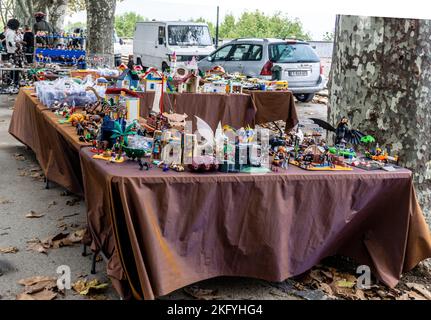 Le marché aux puces du dimanche dans le Peyrou à Montpelier, France. Un grand marché vendant une large gamme d'articles. Banque D'Images