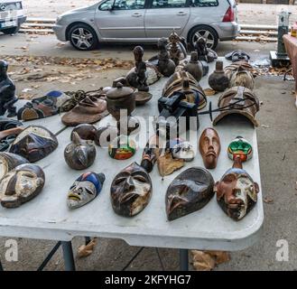 Le marché aux puces du dimanche dans le Peyrou à Montpelier, France. Un grand marché vendant une large gamme d'articles. Parmi les articles ici sont des masques de céramique. Banque D'Images