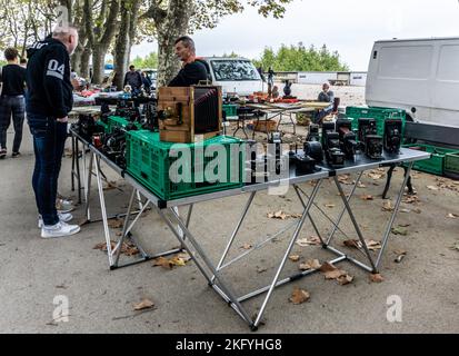 Le marché aux puces du dimanche dans le Peyrou à Montpelier, France. Un grand marché vendant une large gamme d'articles. Parmi les éléments ici est une vieille Reisekamera. Banque D'Images