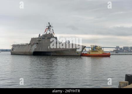 221015-N-ZS023-1026 SAN DIEGO (15 octobre 2022) le navire de combat littoral de type Independence-variant USS Jackson (LCS 6) retourne à son homeport de la base navale de San Diego. Jackson est retourné à la base navale de San Diego, le 15 octobre, après son déploiement initial dans les flottes américaines 3rd et 7th en soutien d'une Indo-Pacific libre et ouverte. Banque D'Images