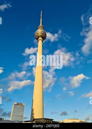 Berlin, Allemagne - 03. 2022 octobre : iew de la célèbre Alexanderplatz à Berlin Mitte pendant la journée Banque D'Images