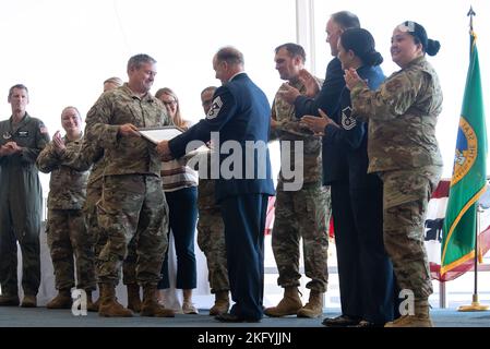 Mike Berens (à gauche), le colonel de la garde nationale de l'air de Washington, ainsi que des membres du quartier général de la garde nationale de l'air de Washington, à Camp Murray (Washington), présentent une lithographie au Sgt principal. Marvin Boyd (à droite) lors de sa cérémonie de retraite, tenue à la base aérienne de Fairchild, Washington, le 15 octobre 2022. Le chef Boyd a pris sa retraite après 35 années de service militaire à partir de la Marine américaine et a terminé comme sergent-chef du commandement de la Garde nationale de l'État de Washington Air au cours de ses trois dernières années de service. (Photo de la Garde nationale aérienne par le Sgt. (ret.) John Hughel, guar national de l'air de Washington Banque D'Images