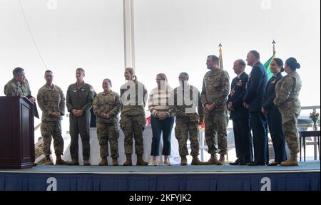 Mike Berens (à gauche), le colonel de la garde nationale de l'air de Washington, ainsi que des membres du quartier général de la garde nationale de l'air de Washington, à Camp Murray, dans l'État de Washington, se réunissent pour présenter une lithographie au Sgt principal. Marvin Boyd lors de sa cérémonie de retraite, tenue à la base aérienne de Fairchild, Washington, le 15 octobre 2022. Le chef Boyd a pris sa retraite après 35 années de service militaire à partir de la Marine américaine et a terminé comme sergent-chef du commandement de la Garde nationale de l'État de Washington Air au cours de ses trois dernières années de service. (Photo de la Garde nationale aérienne par le Sgt. (ret.) John Hughel, Washington Air Banque D'Images