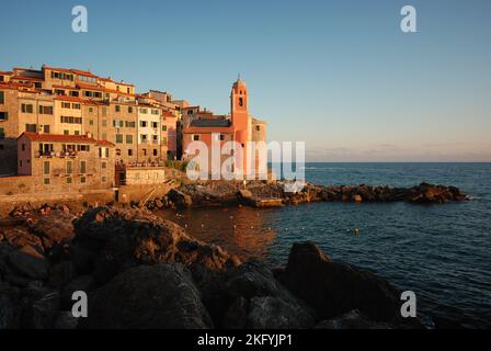 Il borgo marinaro di Tellaro, arroccato su una scogliera che si affaccia sul Golfo della Spezia, è la frazione più orientale del comune di Lerici Banque D'Images