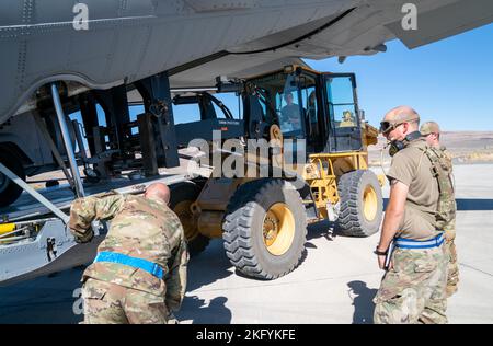 Les aviateurs de l'escadron de préparation logistique 152nd participent à un exercice à l'aérodrome de l'Armée Amedee à Herlong, en Californie, à 15 octobre 2022. Des aviateurs de l'aile 152nd du transport aérien ont participé à l'exercice, Ready Roller, pour tester les capacités dans un environnement simulé contesté, en utilisant le concept Agile combat Employment Banque D'Images