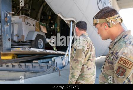 Les aviateurs de l'escadron de préparation logistique 152nd participent à un exercice à l'aérodrome de l'Armée Amedee à Herlong, en Californie, à 15 octobre 2022. Des aviateurs de l'aile 152nd du transport aérien ont participé à l'exercice, Ready Roller, pour tester les capacités dans un environnement simulé contesté, en utilisant le concept Agile combat Employment Banque D'Images