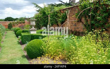 Paysage d'été vue sur le jardin clos avec urne ornée dans le Helmingham Hall et les jardins du Suffolk Banque D'Images
