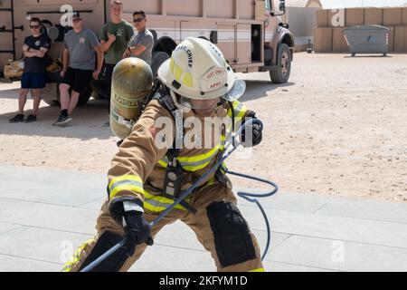 Le vol des services d'urgence et d'incendie de l'escadron 378th du génie civil expéditionnaire a organisé un défi de pompier pour les aviateurs, les soldats et le personnel affectés à la base aérienne du Prince Sultan, le 15 octobre 2022. Le défi a testé la force physique et l'endurance des participants avec des tâches simulées communes aux scènes de feu. L'événement a eu lieu dans le cadre de la semaine de la prévention des incendies. Banque D'Images