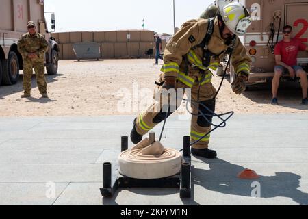 Le vol des services d'urgence et d'incendie de l'escadron 378th du génie civil expéditionnaire a organisé un défi de pompier pour les aviateurs, les soldats et le personnel affectés à la base aérienne du Prince Sultan, le 15 octobre 2022. Le défi a testé la force physique et l'endurance des participants avec des tâches simulées communes aux scènes de feu. L'événement a eu lieu dans le cadre de la semaine de la prévention des incendies. Banque D'Images