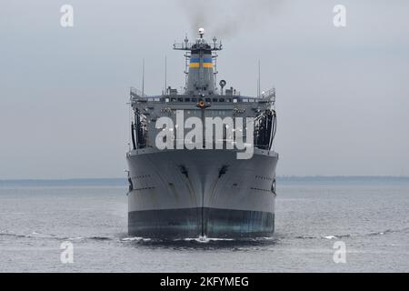 Préfecture de Kanagawa, Japon - 13 août 2021 : Grande corne de l'USNS de la marine des États-Unis (T-AO-198), lubrificateur de reconstitution de classe Henry J. Kaiser. Banque D'Images