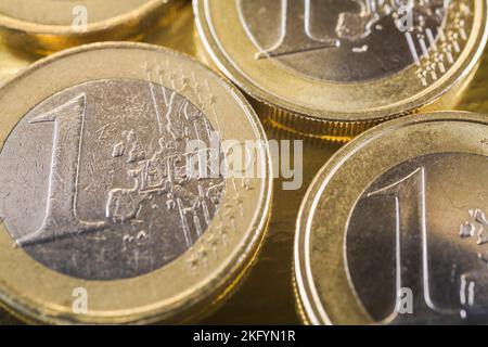 Pièces d'un euro sur fond d'or. Banque D'Images