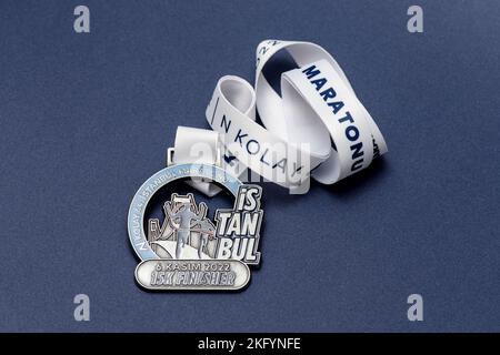 ISTANBUL, TURQUIE - NOVEMBRE 2022 : médaille du finisseur du marathon d'Istanbul. C'est le seul marathon au monde qui se tient à Istanbul et qui est couru entre Banque D'Images