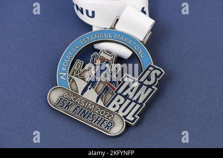 ISTANBUL, TURQUIE - NOVEMBRE 2022 : médaille du finisseur du marathon d'Istanbul. C'est le seul marathon au monde qui se tient à Istanbul et qui est couru entre Banque D'Images