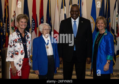 Le secrétaire à la Défense, Lloyd J. Austin III, pose une photo avec le président émérite de la Force aérienne, le militaire féminin Memorial Brig. Général (Ret.) Wilma L. Vaught, Présidente du Mémorial des femmes militaires Adjudant-chef de l’Armée de terre Five (Ret.) Phyllis J. Wilson, et le président du conseil d’administration des femmes militaires, le major général de l’Armée (Ret) Jan Edmunds, au Monument aux femmes militaires, à Arlington, en Virginie, le 15 octobre 2022. Banque D'Images