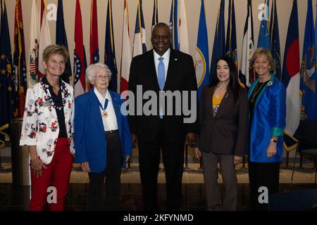 Le secrétaire à la Défense, Lloyd J. Austin III, pose une photo avec le président émérite de la Force aérienne, le militaire féminin Memorial Brig. Général (Ret.) Wilma L. Vaught, Présidente du Mémorial des femmes militaires Adjudant-chef de l’Armée de terre Five (Ret.) Phyllis J. Wilson, directeur exécutif des cimetières militaires nationaux de l’Armée et du cimetière national d’Arlington Karen Durham-Aguilera, et présidente du conseil d’administration des femmes militaires Major général de l’Armée (Ret) Jan Edmunds au Monument aux femmes militaires à Arlington, en Virginie, le 15 octobre 2022. Banque D'Images