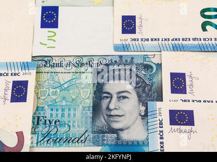 Portrait de la reine Elizabeth II sur la Banque d'Angleterre cinq livre de note entouré de divers billets de banque de monnaie de papier Euro. Banque D'Images