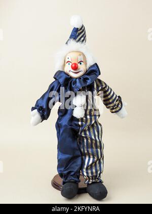 Garham, Allemagne. 18th novembre 2022. Dans cette illustration, un clown blanc vintage avec poupée nez rouge dans un costume bleu avec chapeau. Des poupées en porcelaine sont apparues au 18th siècle en France. Ils ont été utilisés pour promouvoir la mode française dans le monde. Habituellement, de telles poupées étaient fournies avec un grand nombre de vêtements et envoyées aux clients sous forme de mini mannequins. (Photo par Igor Golovniov/SOPA Images/Sipa USA) crédit: SIPA USA/Alay Live News Banque D'Images