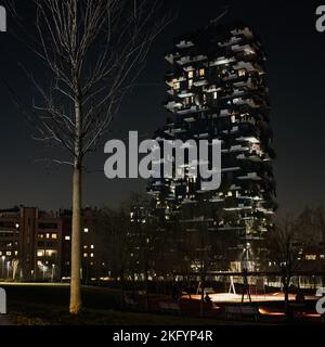 Vue de nuit sur un quartier verdoyant près de Bosco Verticale (Forêt verticale), un complexe résidentiel composé de deux bâtiments résidentiels conçus par Italian A. Banque D'Images